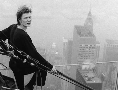 Όταν ο Philippe Petit διέσχιζε την απόσταση μεταξύ των Δίδυμων Πύργων πάνω σε ένα καλώδιο! (φωτό, βίντεο)